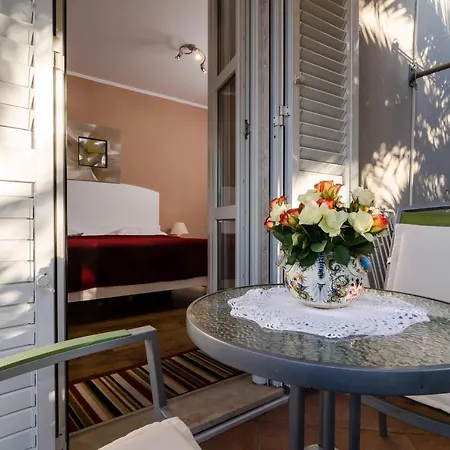 ルームス リディア ゲストハウス 3*